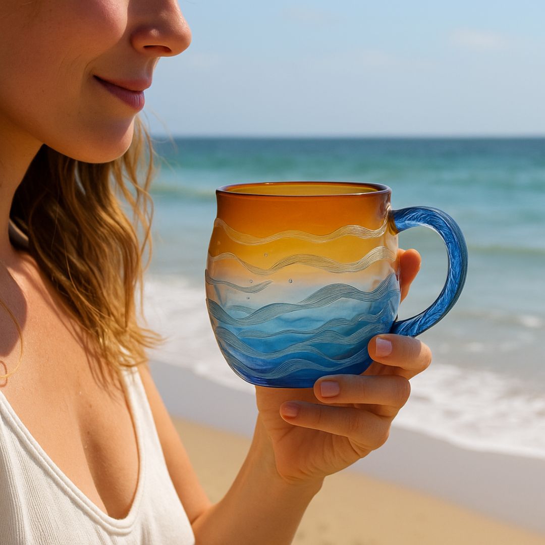 Kundin hält die Sonnenkuss Tasse am Strand